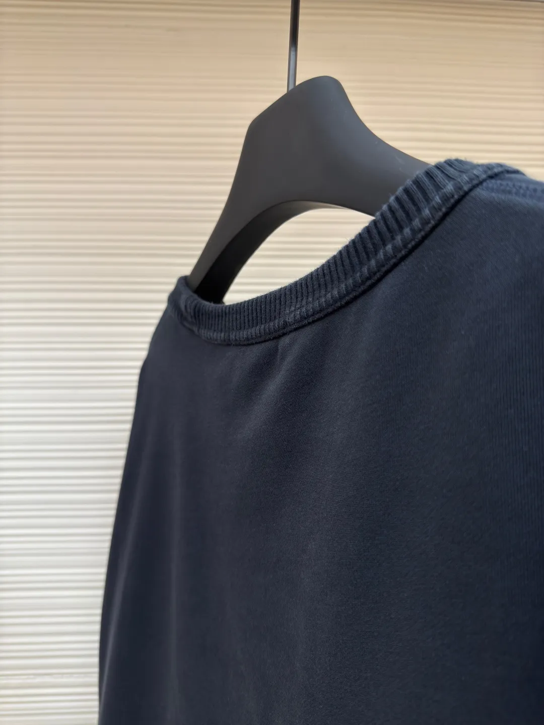 Acne Studios logo sweatshirt ●Authentic product: Purchased and developed for 3400 ●Item number: 1680046-A35 ●Fabric: Pure cotton fabric ●Technology: Positioned cutting machine ●Version: Loose version ●Weight: about 690 grams ●Size: S-M-L-XL ●Description: Customized 100% cotton Zhensoft reactive ink sweatshirt material, soft to the touch, comfortable and skin-friendly, dressed in pure white, a symbol of purity and elegance A triangle of heaven and earth is quietly painted on the chest. The iconic Acne Studios seal logo embellishes the front to increase brand recognition. It outlines a high-end silhouette with extreme simplicity and becomes the smart focus of vision. It shows taste in a silent place and uses glue printing. Use glue liquid paint to print patterns on fabrics. Bake the fabric to fix the printed pattern. The overall wiring is straight and delicate, the fabric is comfortable and soft, and the color is consistent without color difference. It can be matched with the same style to create a fashionable look and control various occasions. Customized accessories, complete with three standards, same style for men and women!